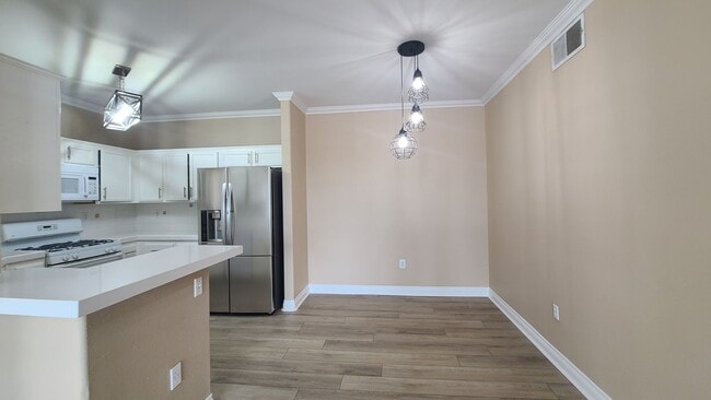Building Photo - Upstairs 3 Bedroom condo