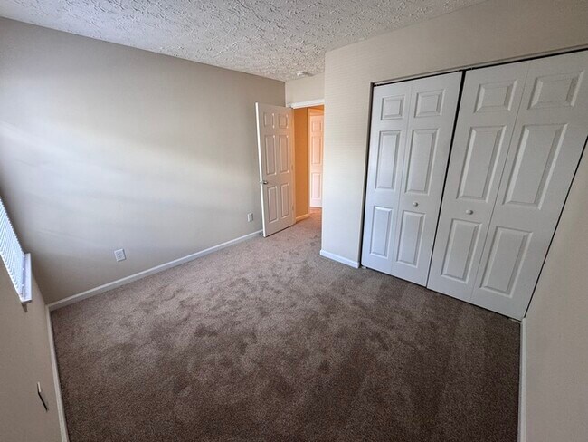 Building Photo - Great space in this 3 bedroom 2 and 1/2 bath end unit Townhome!