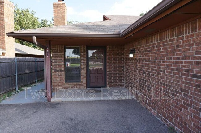 Building Photo - 785 Kingsgate Rd