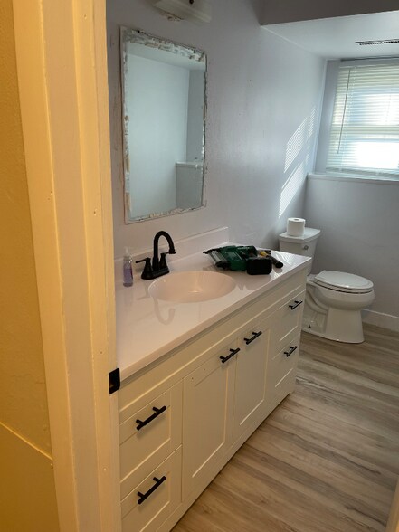 Building Photo - 1301 Buena Vista Dr