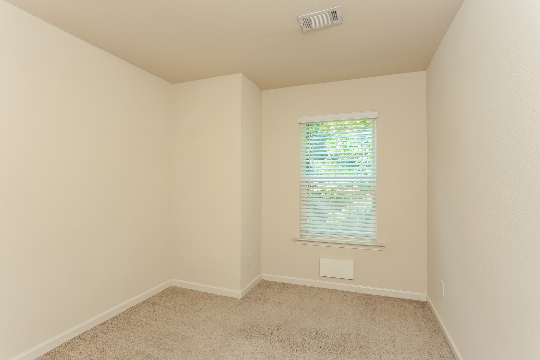 Building Photo - 408 Highwood Ln