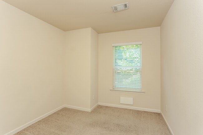 Building Photo - 408 Highwood Ln