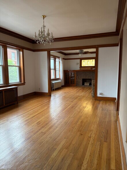Primary Photo - 3925 W Wellington Ave