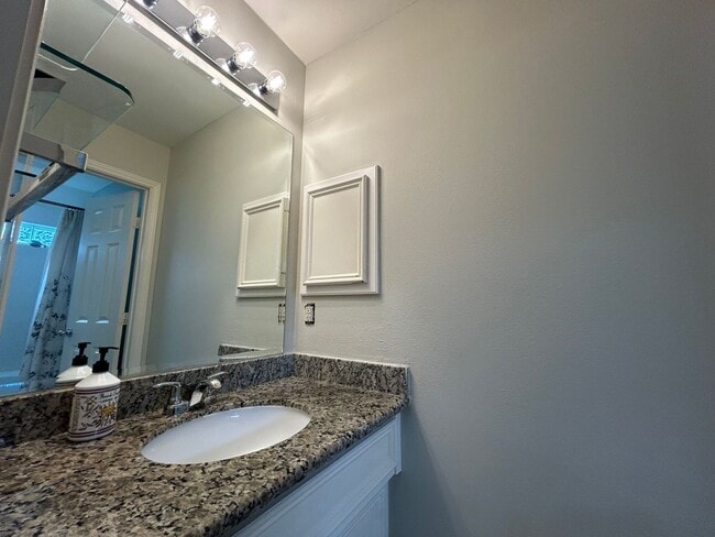 Building Photo - Beautiful 2 bedroom 1.5 bath townhome