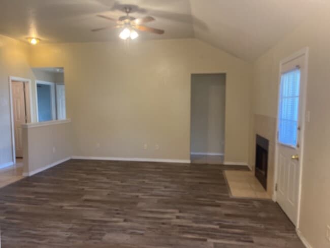 Building Photo - Eagle Mountain ISD ! 3/2/2 Cute and well-maintained 3-bedroom, 2-bath home featuring an open-conc...