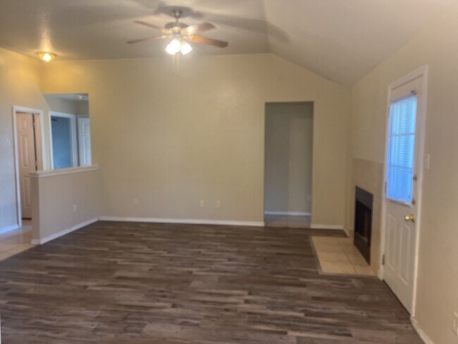 Building Photo - Eagle Mountain ISD ! 3/2/2 Large yard ! Split bedrooms
