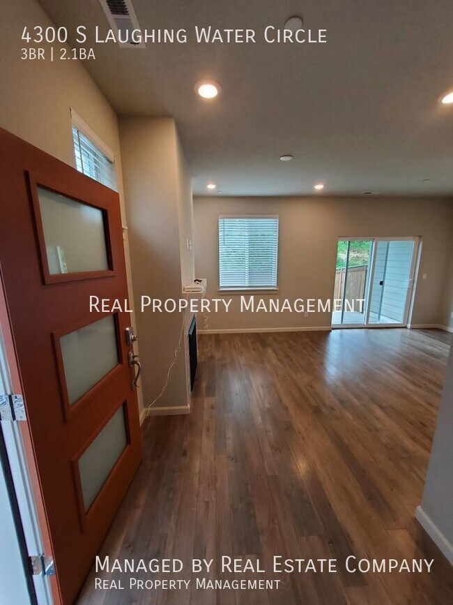 Building Photo - Modern Ridgefield Townhome with Two Car Ga...