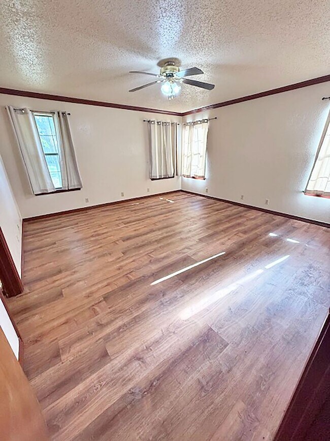 Building Photo - Nice 3 Bdrm 2 Bath Home in Decatur Texas