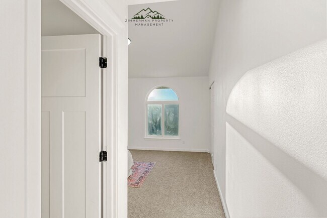 Building Photo - 4 bedroom 2.5 bathroom home with Panoramic views!
