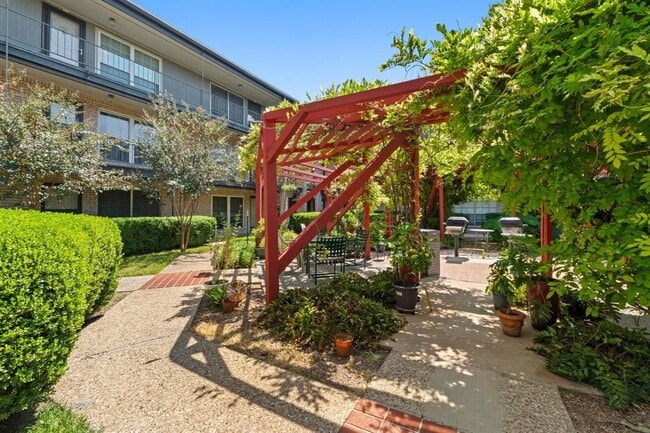 Building Photo - 2425 Ashdale Dr