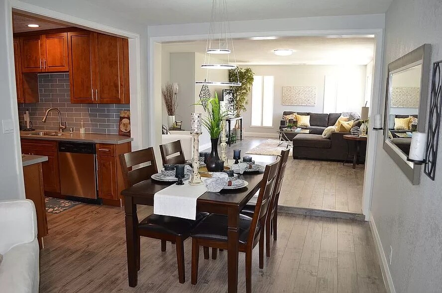 Dining area with front door view - 2355 Geraldine Dr