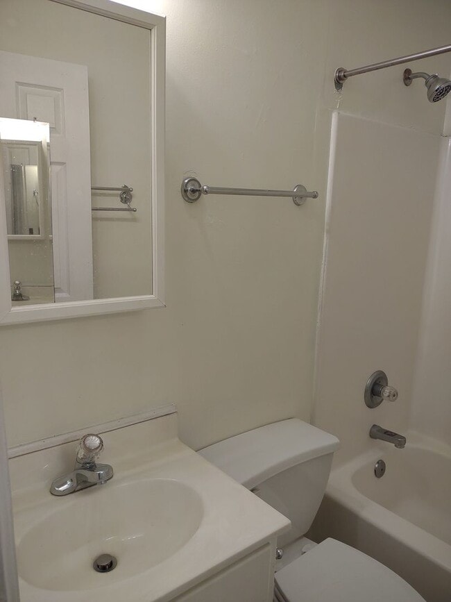 Building Photo - Adorable Two Bedroom Home in Edgewood!