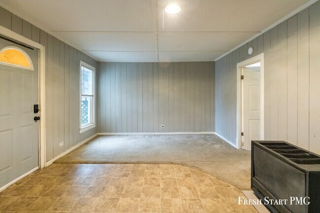 Building Photo - Comfortable Ground-Floor Living with Moder...