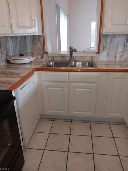 Serve thru window to living room - 451 Marsh Ave