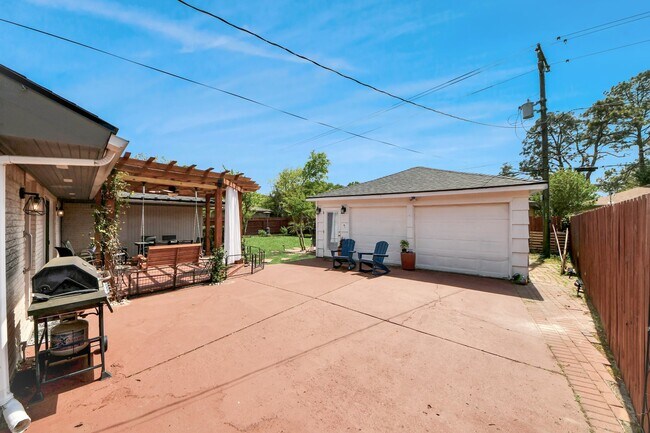 Building Photo - 5523 Cheena Dr