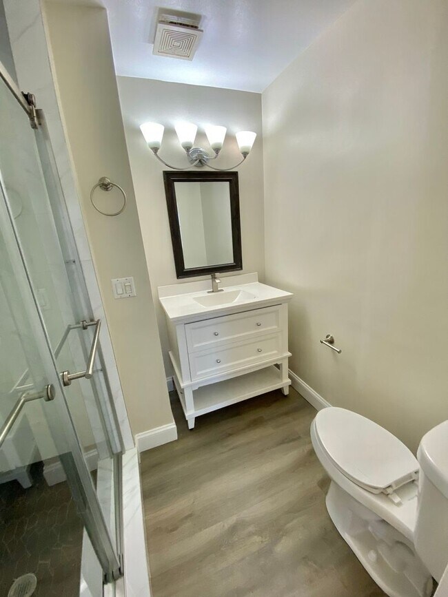 Building Photo - Large  Sunny Dupont Circle 2 bed 2 bath Ap...