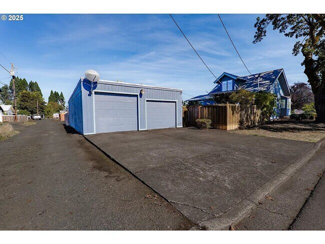 Building Photo - Rare Single Family Home  W/ 2 car garage