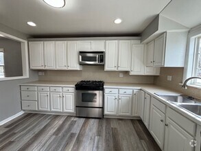 Building Photo - Immediate Move In Remodeled 2 Bed Fenced I...