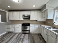 Building Photo - Immediate Move In Remodeled 2 Bed Fenced I...