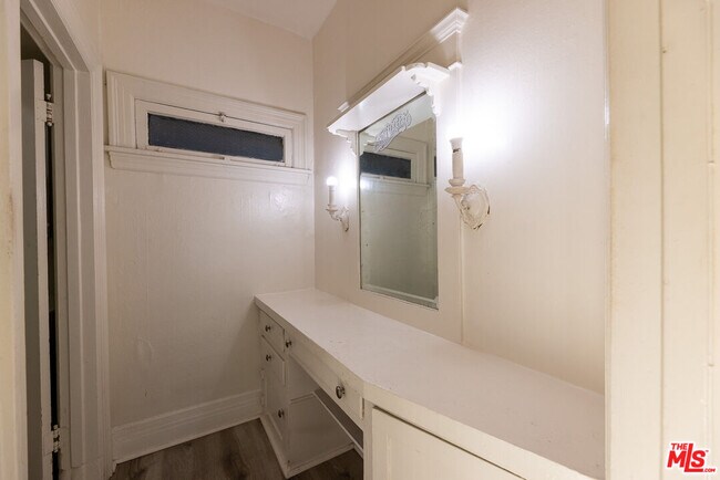 Building Photo - 946 S Burlington Ave