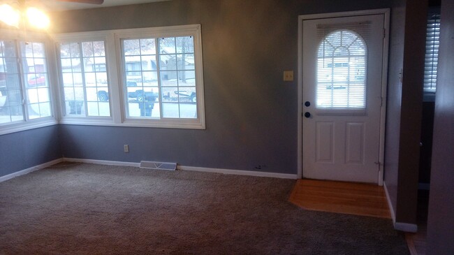 Building Photo - 3BR rancher with appliances and garage. Pr...