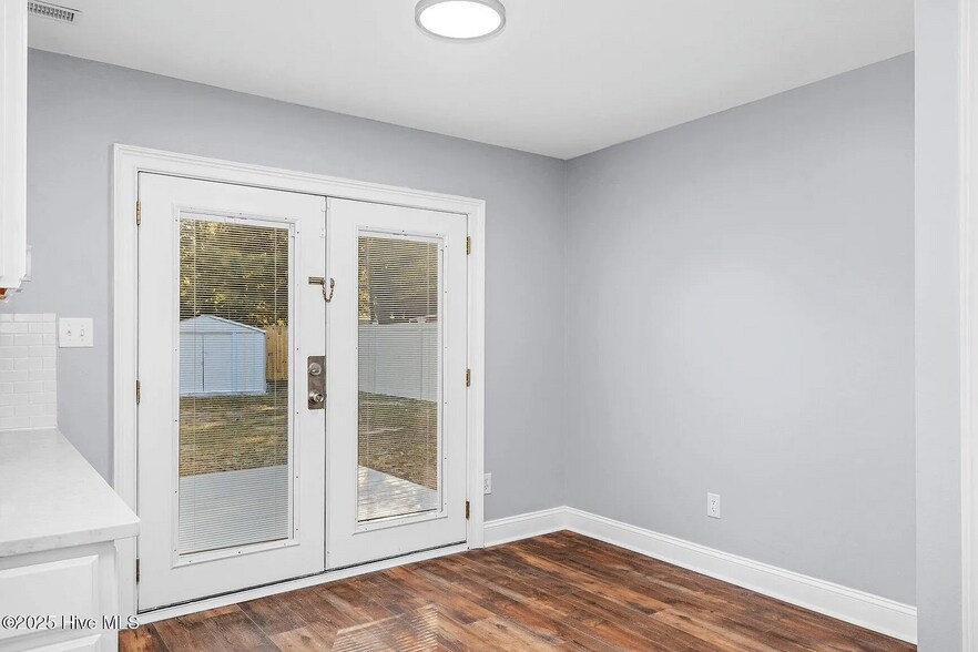 Building Photo - Room in House on Sara Dr