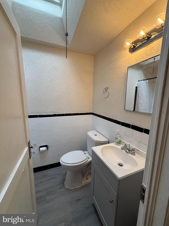 Building Photo - 409 Cherry St