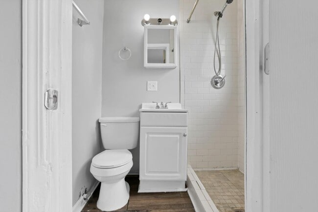 Building Photo - 590-592-592 Robinwood Ave