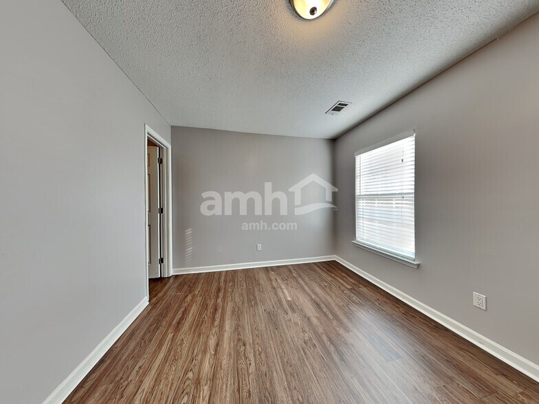Building Photo - 240 Tigers Paw Dr