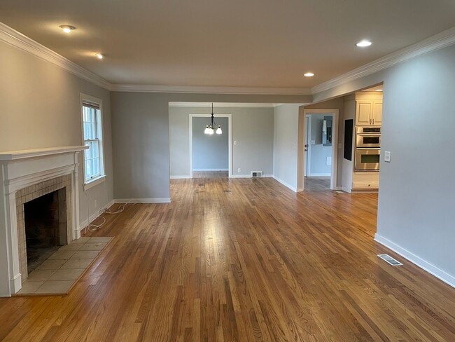 Building Photo - Executive 3/3 House in Coosa on Acreage $1...