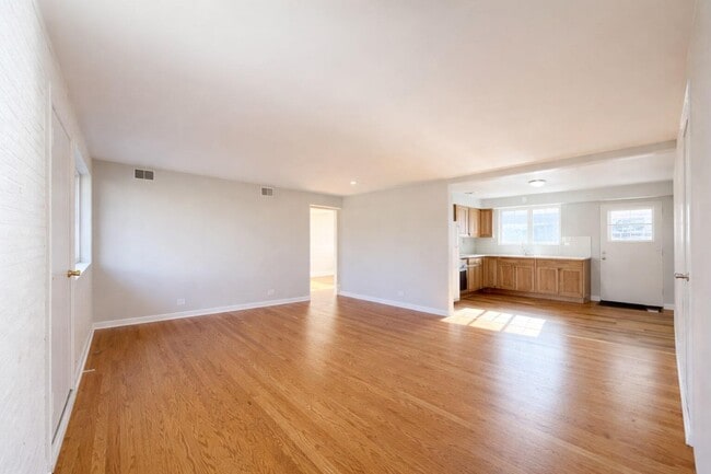 Building Photo - 10 Garden Dr