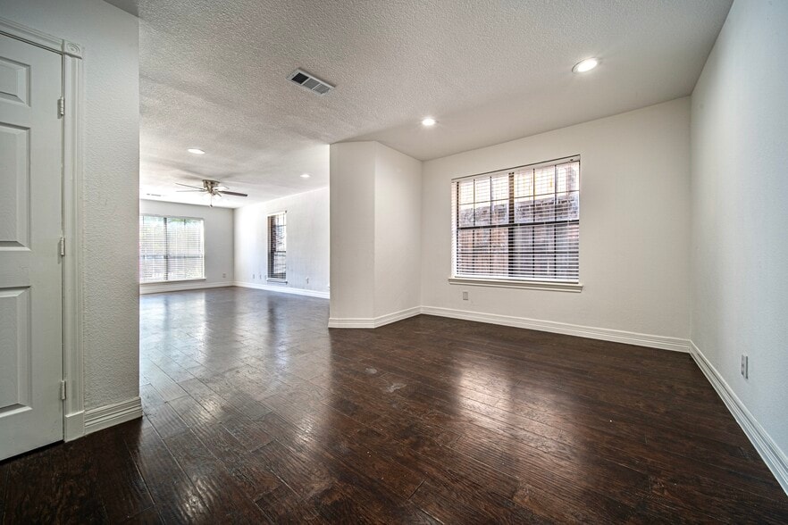 Building Photo - 2411 Knight St