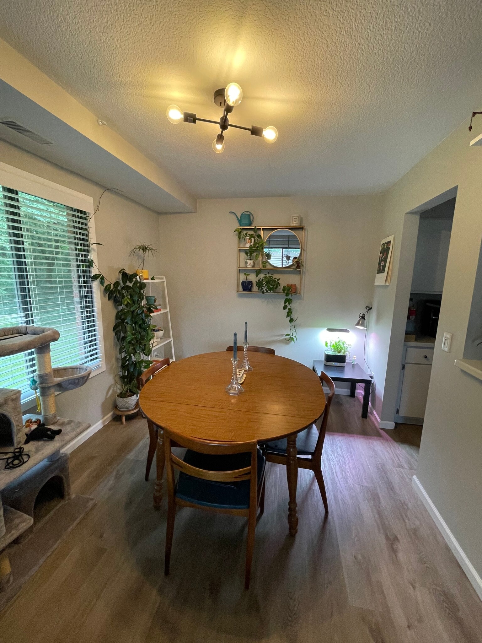 Dining area - 4813 Cedar Lake Rd S