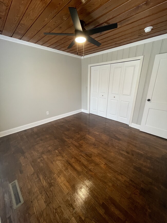 Building Photo - 909 Sandalwood Dr