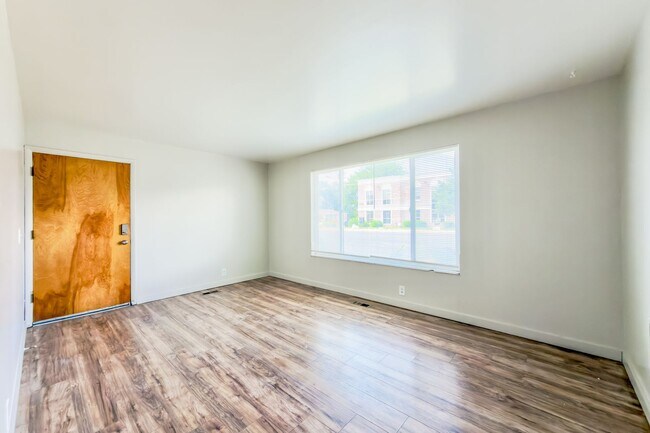 Building Photo - 3905 1040 E