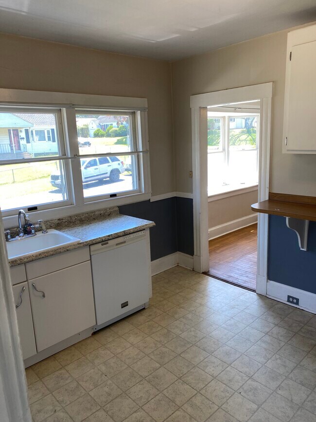 Kitchen - 46 Dix Ave