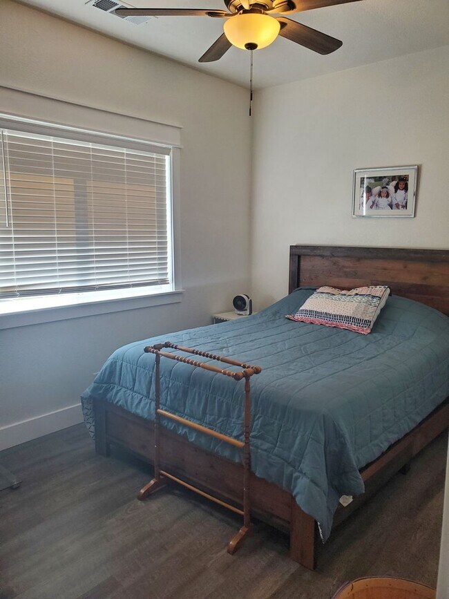 Building Photo - Fully Furnished cozy two-bedroom house