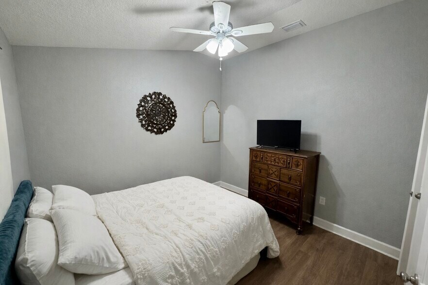 Building Photo - 9302 46th Ct E