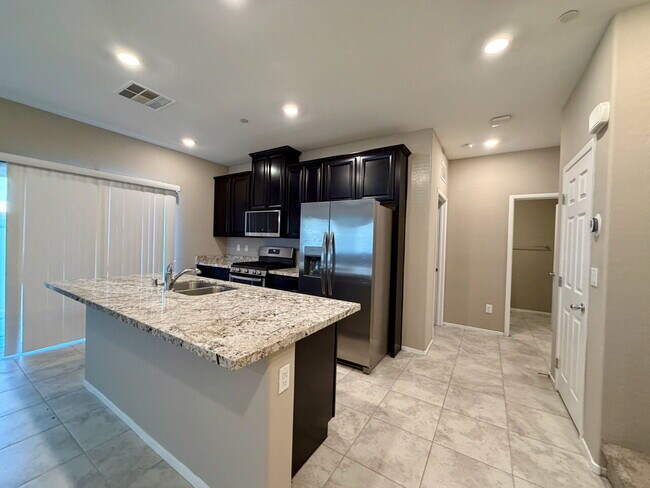 Building Photo - 3 BED 3 BATH 2 CAR GARAGE TOWNHOUSE W/ PRIVATE YARD, LOFT & BEDROOM DOWNSTAIRS IN GATED COMMUNITY...