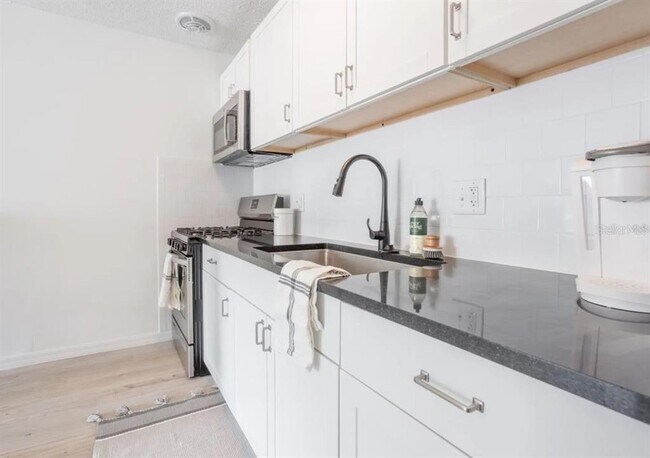 Building Photo - 1700 SW 16th Ct