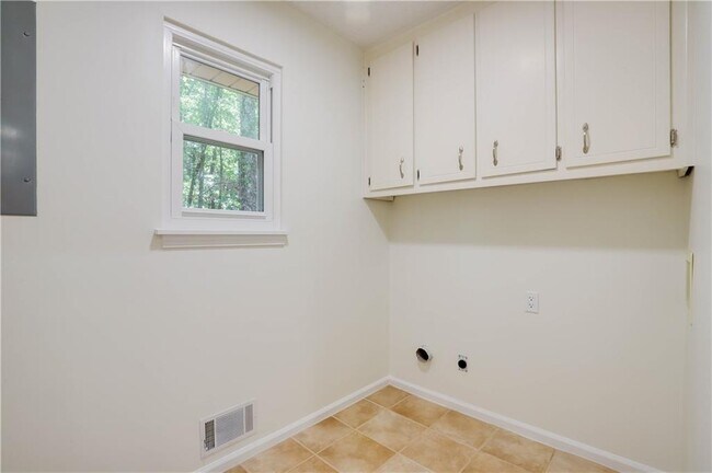 Building Photo - 765 Spring Valley Dr