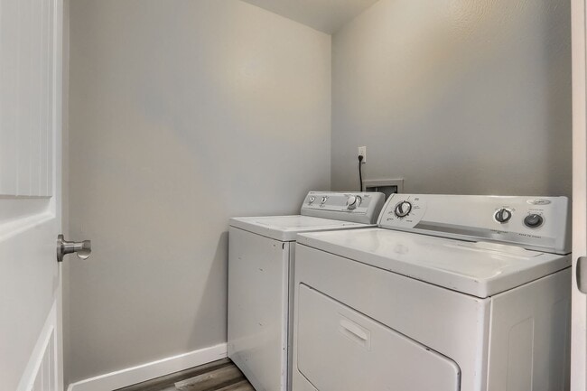Building Photo - 2 Bedroom condo  with a loft in Littleton