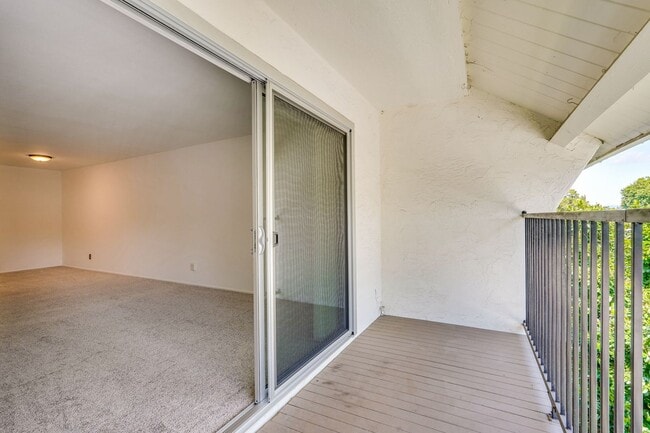 Building Photo - Up-Dated 1/1 3rd. Floor Condo Located in S...