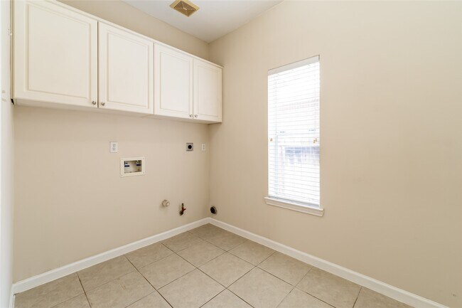 Building Photo - 4111 Surreydon Dr