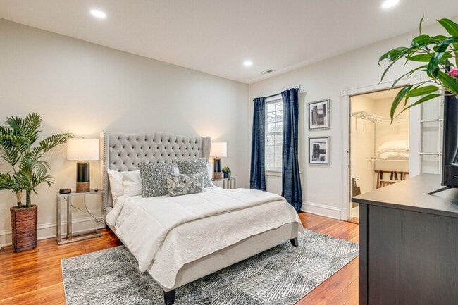 Building Photo - 2312 Rosewood Ave