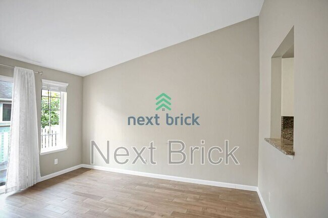 Building Photo - 901 Sunset Blvd NE