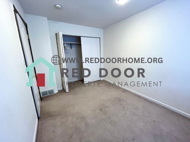 Building Photo - 3 bedroom Condo in ideal location