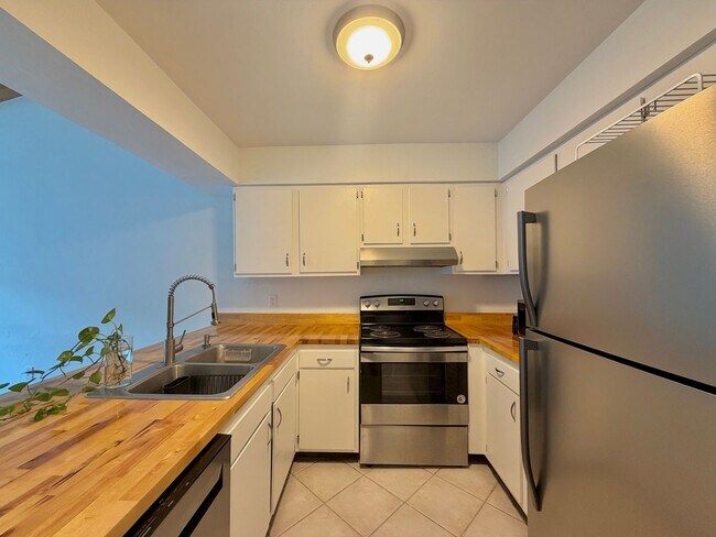 Building Photo - Fully Furnished 3BR Townhome – $500 Move-In Credit