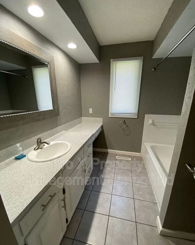 Building Photo - 5615 S Farm Rd 163