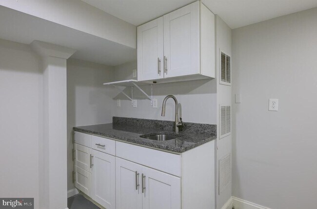 Building Photo - 1900 Q St SE